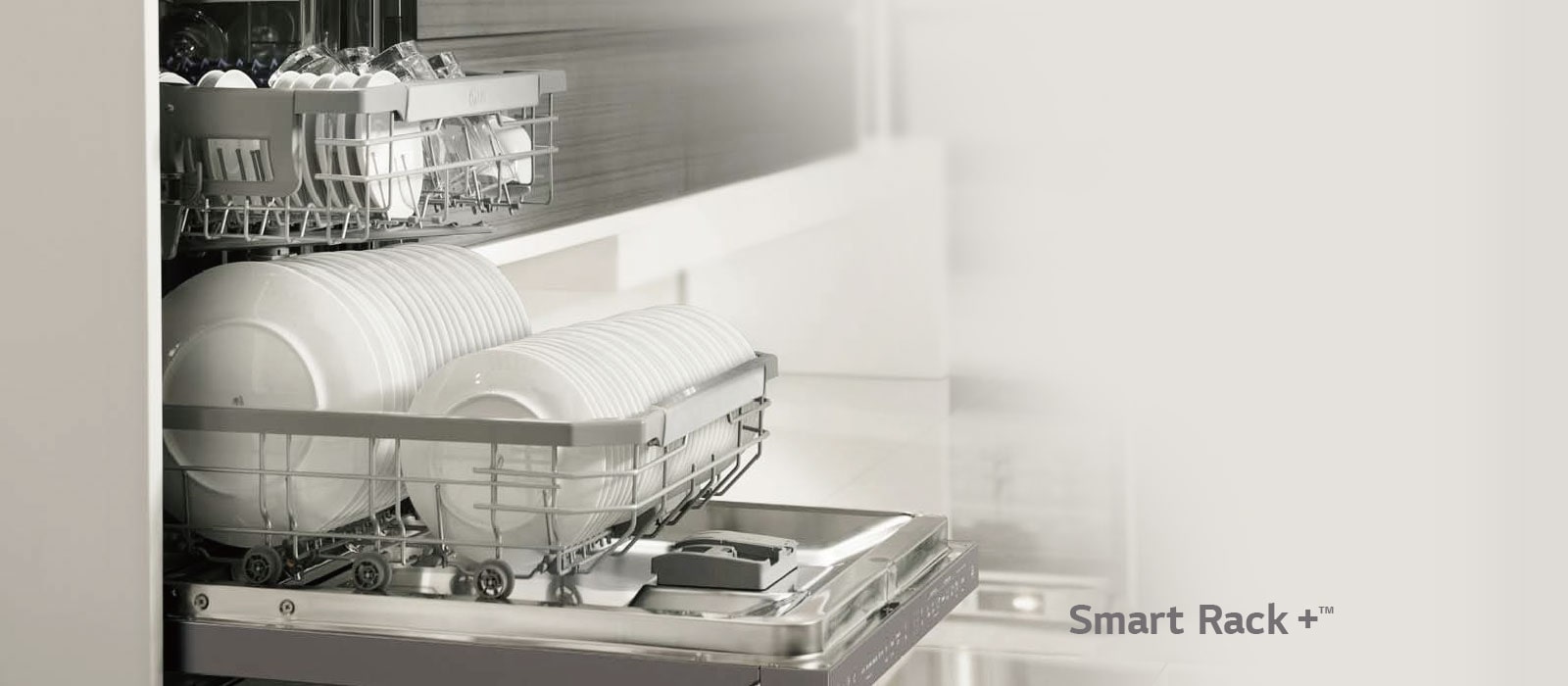 Slika prikazuje perilicu posuđa sa otvorenim vratima.