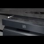 Slika prikazuje perilicu posuđa sa djelomično otvorenim vratima.