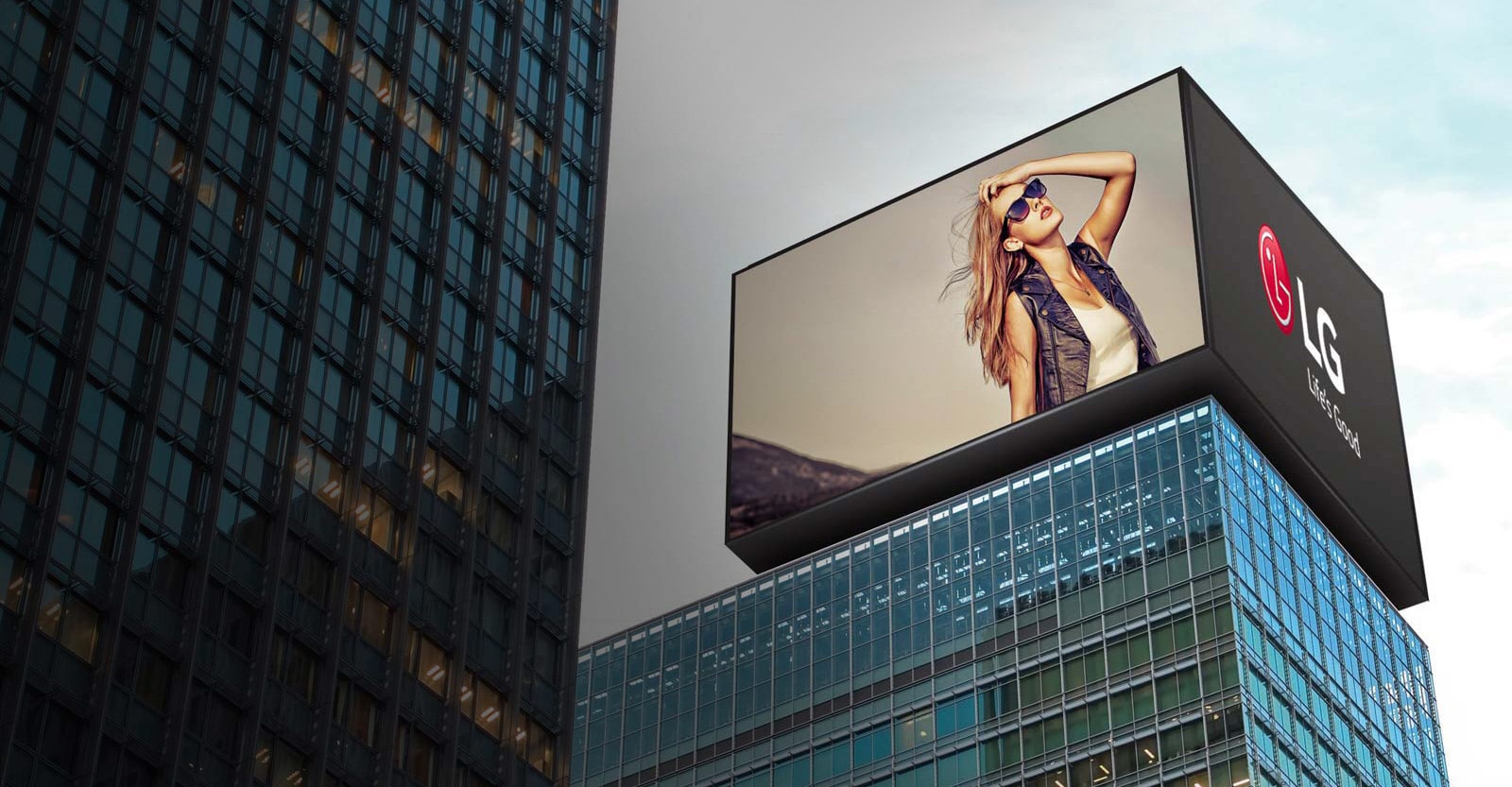 03.feature_02.Outdoor-LED-Signage_re2_wide