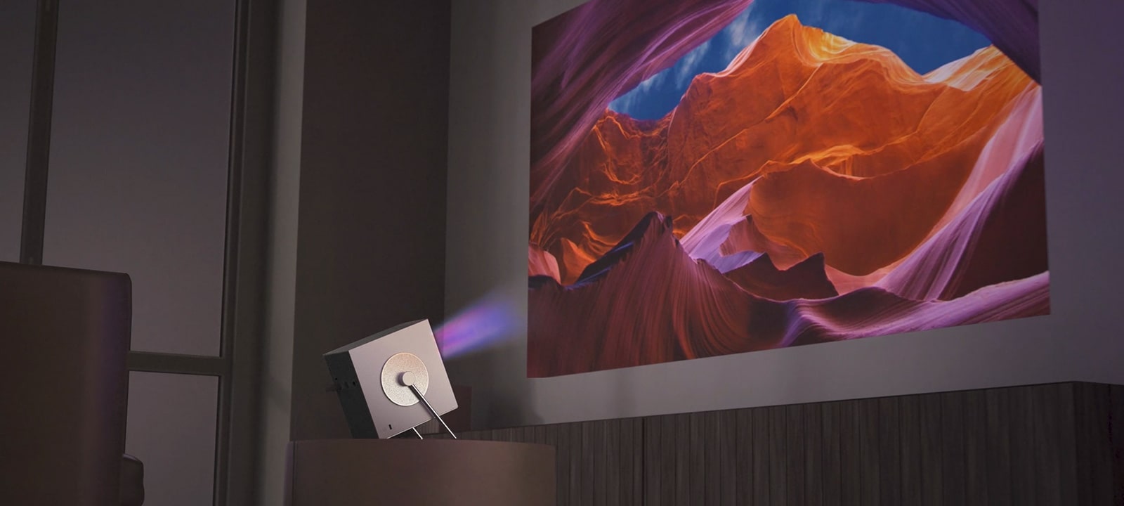 Videozapis LG CineBeam HU710PB uređaja - projicira na zidu u razlučivosti 4K - 120-inčni veliki zaslon.