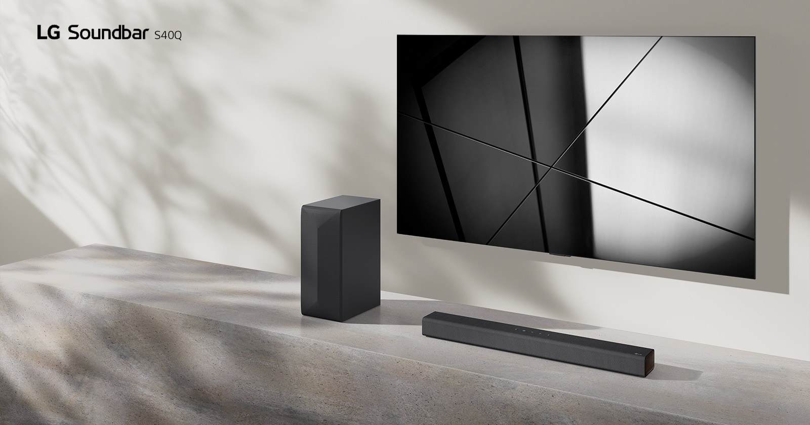 LG soundbar S40Q i LG TV nalaze se zajedno u dnevnoj sobi. TV je uključen i prikazuje geometrijsku sliku.