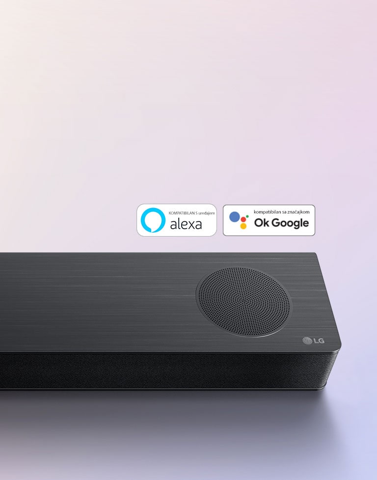 LG Sound Bar nalazi se na tlu i prikazuje se logotip LG u desnom kutu zvučnika. Logotip Alexa i logotip OK GOOGLE prikazuju se na zvučniku.