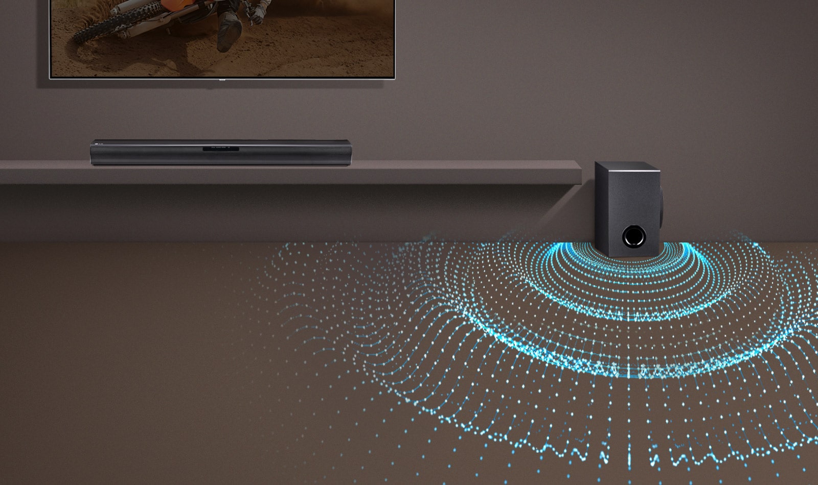 LG TV nalazi se na zidu u dnevnoj sobi. LG Sound Bar SQC1 nalazi se ispod TV-a. S desne strane nalazi se bežični niskofrekvencijski zvučnik. Ispod niskofrekvencijskog zvuka izlaze zvučne grafike, ilustriraju da ima snažan bas.