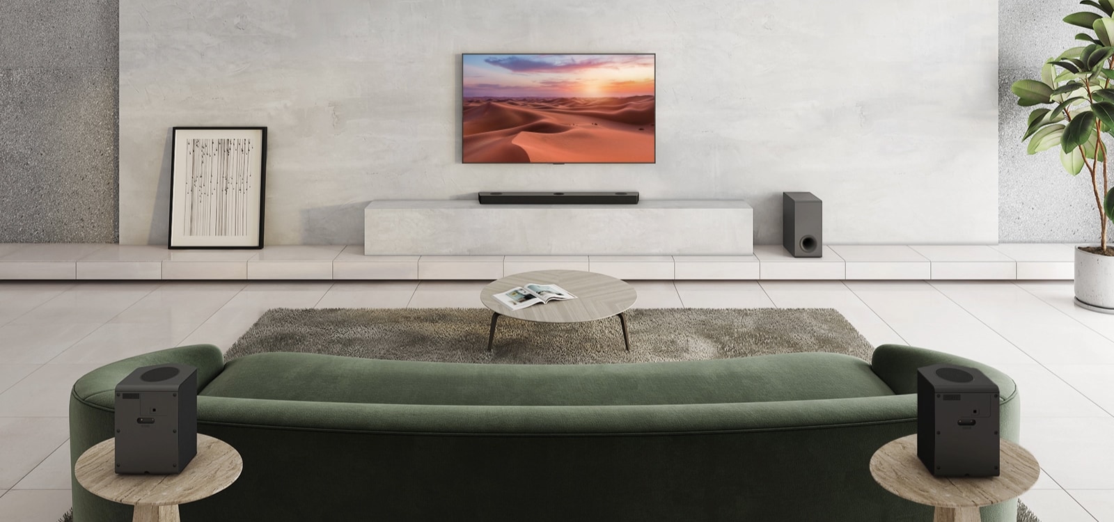 Televizor visi na bijelom stupu u sredini dnevnog boravka. Ispod je LG Sound Bar smješten na bijeloj polici. Na podu ispod zvučnika nalazi se bežični niskofrekvencijski zvučnik. Iza zelene sofe dva stražnja zvučnika smještena su na stoliću s lijeve i desne strane. Oznaka NOVO prikazana je u gornjem lijevom kutu.