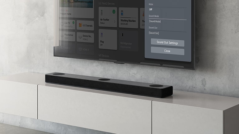 LG televizor visi na zidu, prikazujući zaslon za postavljanje zvučnika. Ispod je LG Sound Bar S80QY smješten na polici. Oznaka NOVO prikazana je u gornjem lijevom kutu.