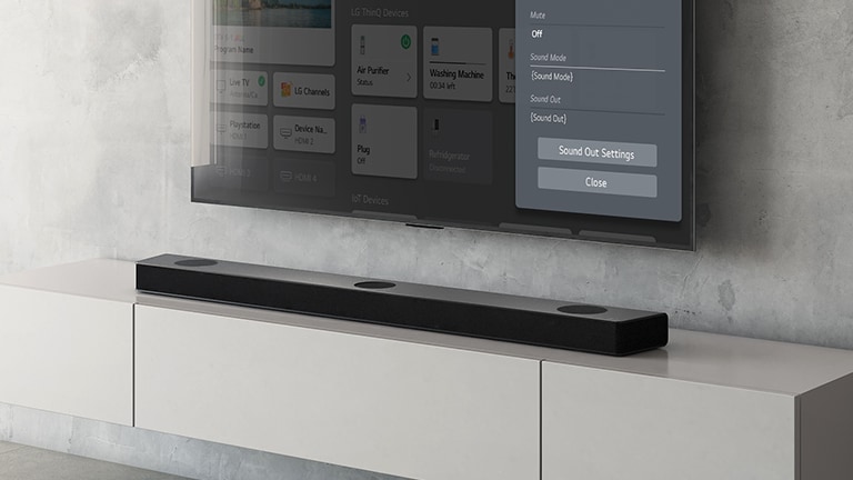 LG televizor visi na zidu, prikazujući zaslon za postavljanje zvučnika. Ispod je LG Sound Bar S90QY smješten na polici. Oznaka NOVO prikazana je u gornjem lijevom kutu.