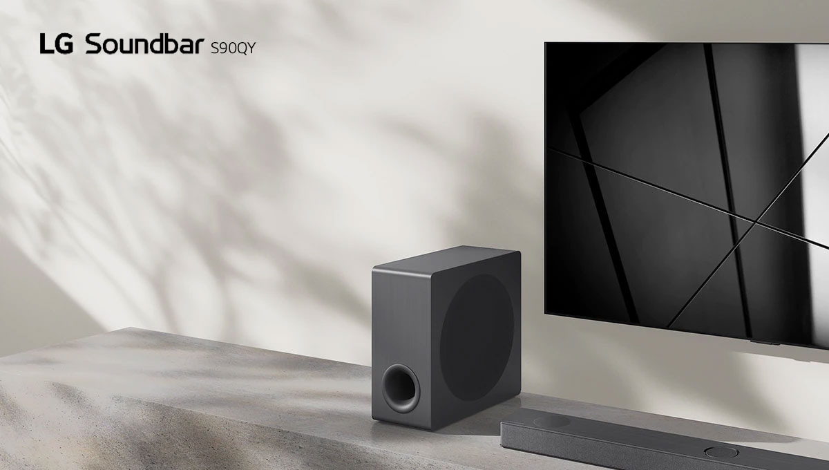 LG Sound Bar S90QY i LG TV nalaze se zajedno u dnevnoj sobi. TV je uključen i prikazuje crno-bijelu sliku.