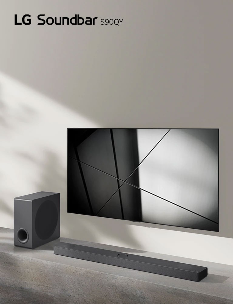 LG Sound Bar S90QY i LG TV nalaze se zajedno u dnevnoj sobi. TV je uključen i prikazuje crno-bijelu sliku.