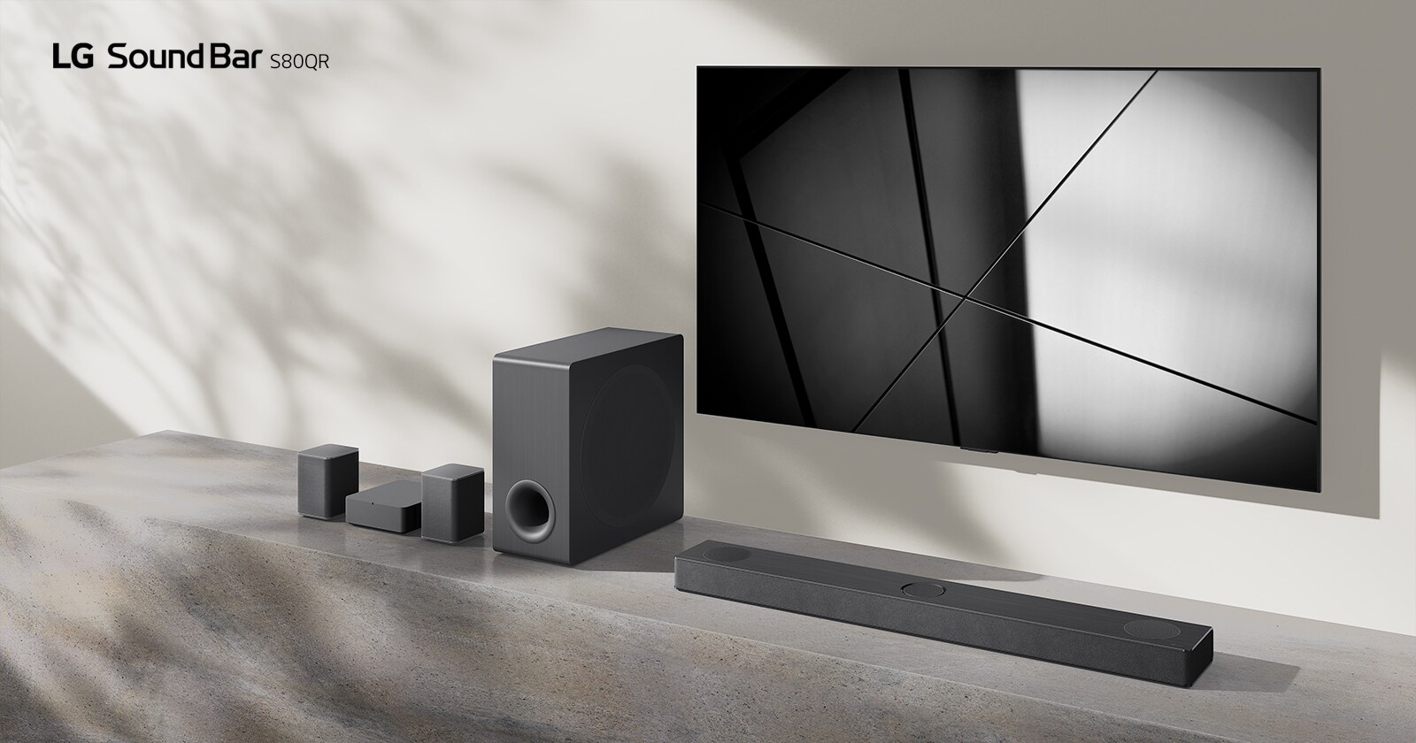 LG Sound Bar S80QR i LG TV nalaze se zajedno u dnevnoj sobi. TV je uključen i prikazuje crno-bijelu sliku.
