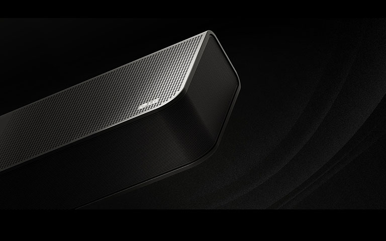 LG Soundbar na crnoj pozadini otkriva svoj dizajn počevši od vrha i pomiče se do kuta. Bijele kapljice izlaze iz središta i krajeva Soundbara poput vodopada, prikazujući izlazni zvuk.