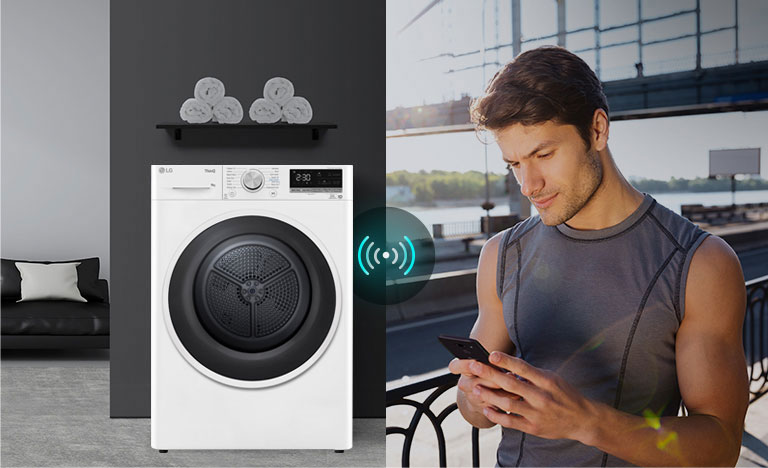 Čovjek gleda u pametni telefon.