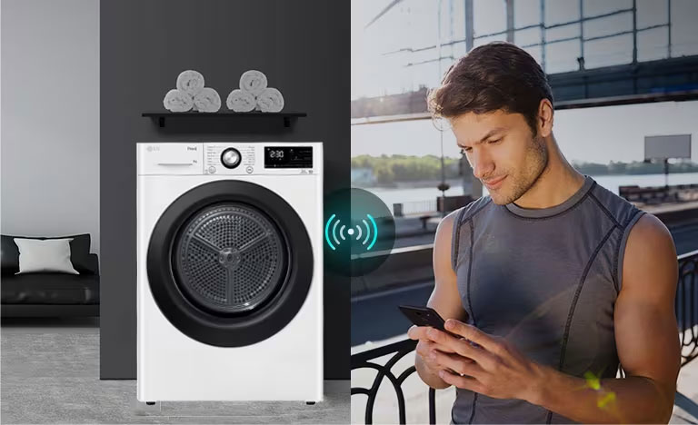 Čovjek gleda u pametni telefon.