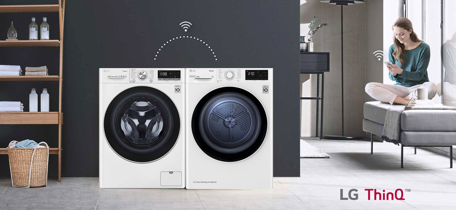 Korisnik samo sjedi na kauču i kontrolira sušilicu i perilicu (perilicu) pomoću aplikacije LG ThinQ.