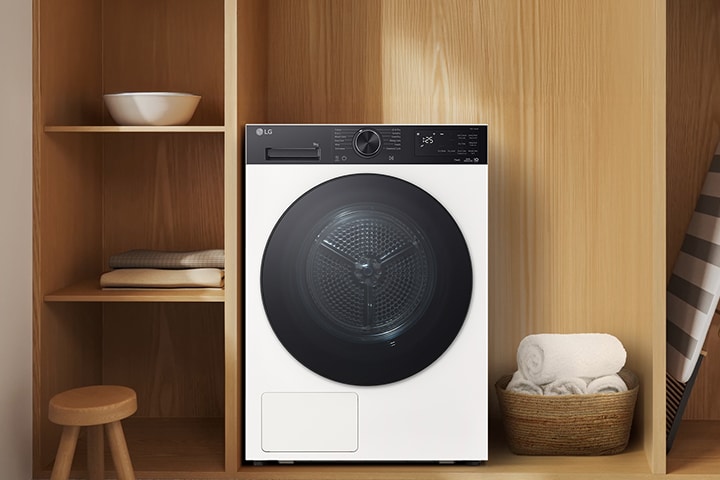 Prikaz LG sušilice sprijeda, smještene u elegantno uređenom interijeru s toplim drvenim tonovima.