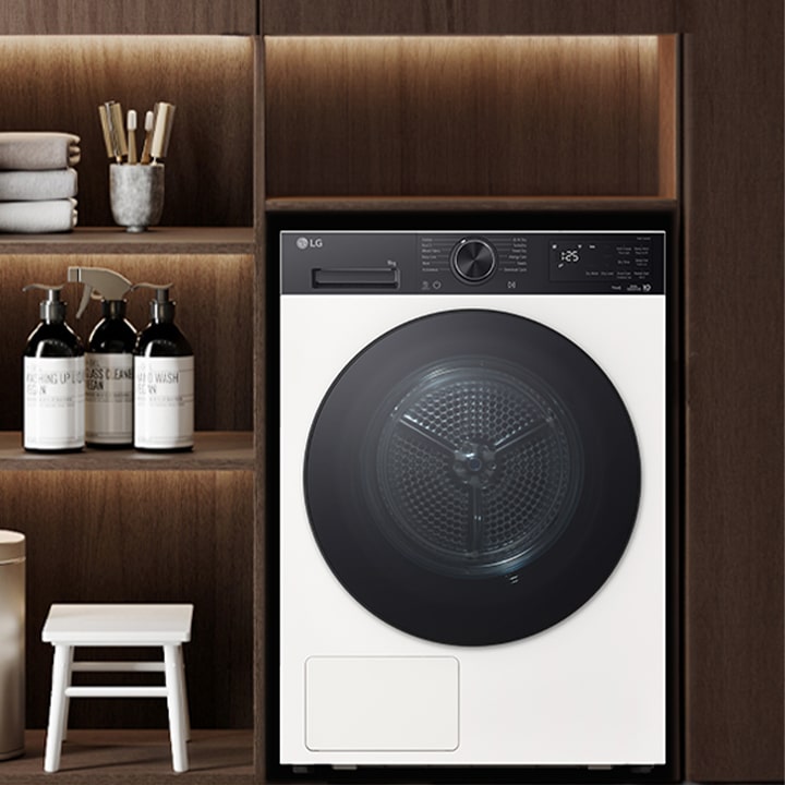 Prikaz LG sušilice sprijeda, smještene u moderno uređenom interijeru premium izgleda.