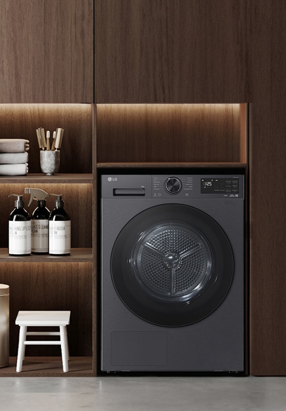 Prikaz LG sušilice sprijeda, smještene u moderno uređenom interijeru premium izgleda.