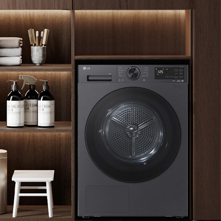 Prikaz LG sušilice sprijeda, smještene u moderno uređenom interijeru premium izgleda.