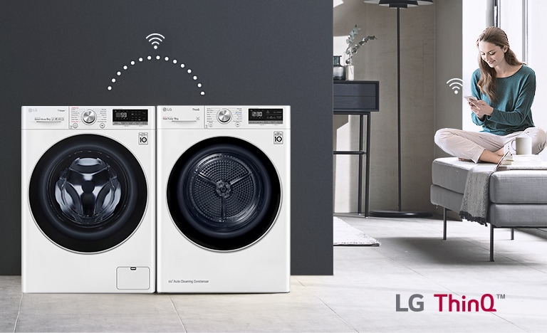 Korisnik samo sjedi na kauču i kontrolira sušilicu i perilicu (perilicu) pomoću aplikacije LG ThinQ.