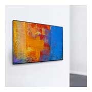 LG 77'' (196 cm) 4K HDR Smart OLED TV, Pogled izbliza iz LG dizajnerskog televizora u galeriji koji se dobro uklapa sa zidom i prikazuje sliku galaksije, OLED77GX3LA, thumbnail 12