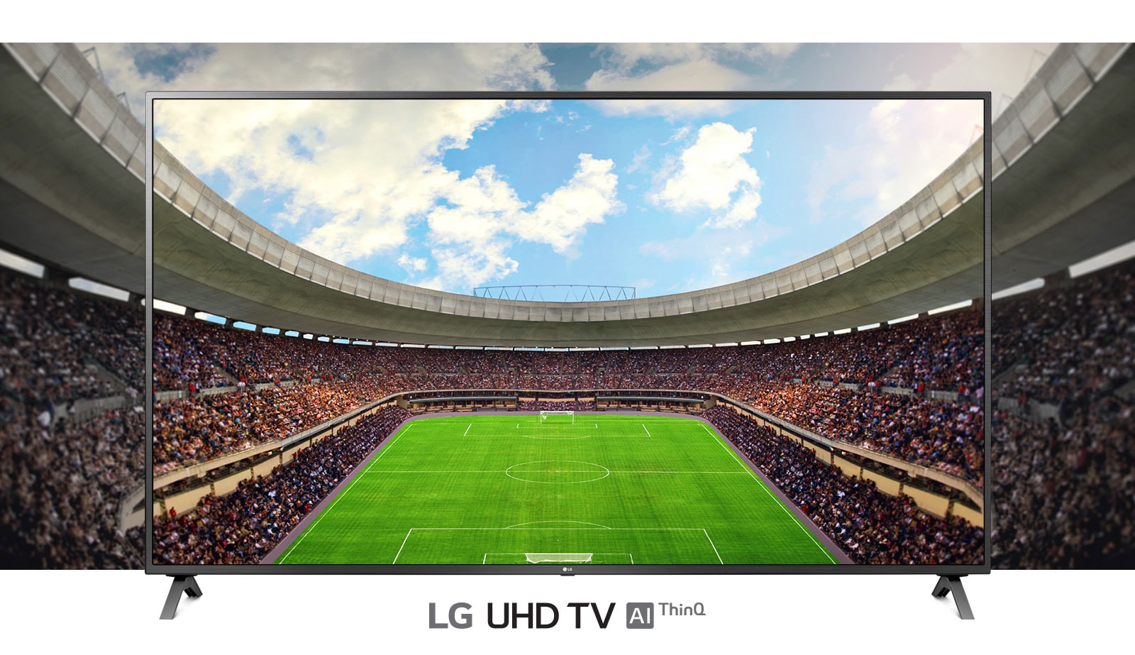 Panoramski prikaz nogometnog stadiona ispunjenog gledateljima prikazan u okviru televizora.