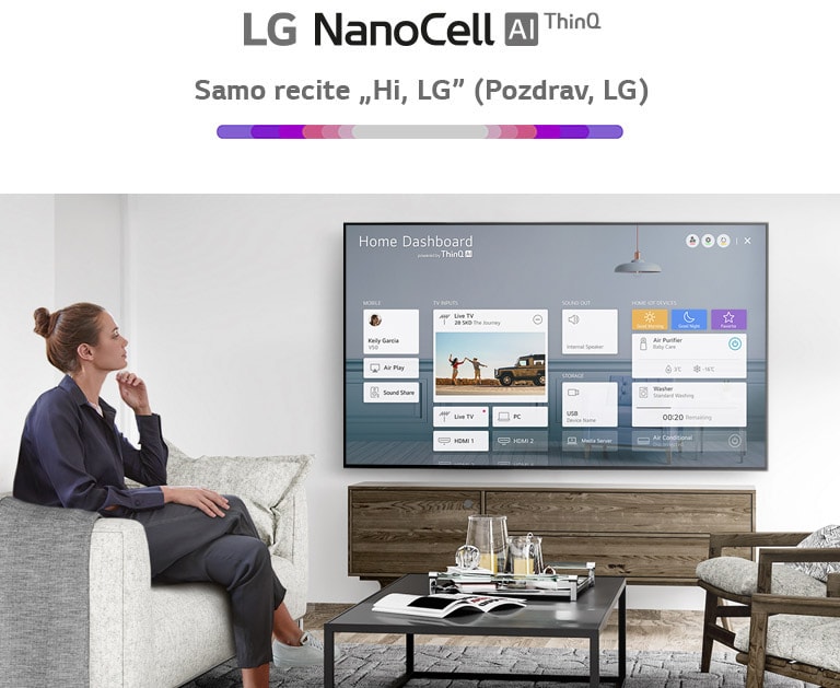 Žena sjedi na sjedećoj garnituri u dnevnoj sobi, a na zaslonu televizora prikazuje se kućna nadzorna ploča (Home Dashboard)