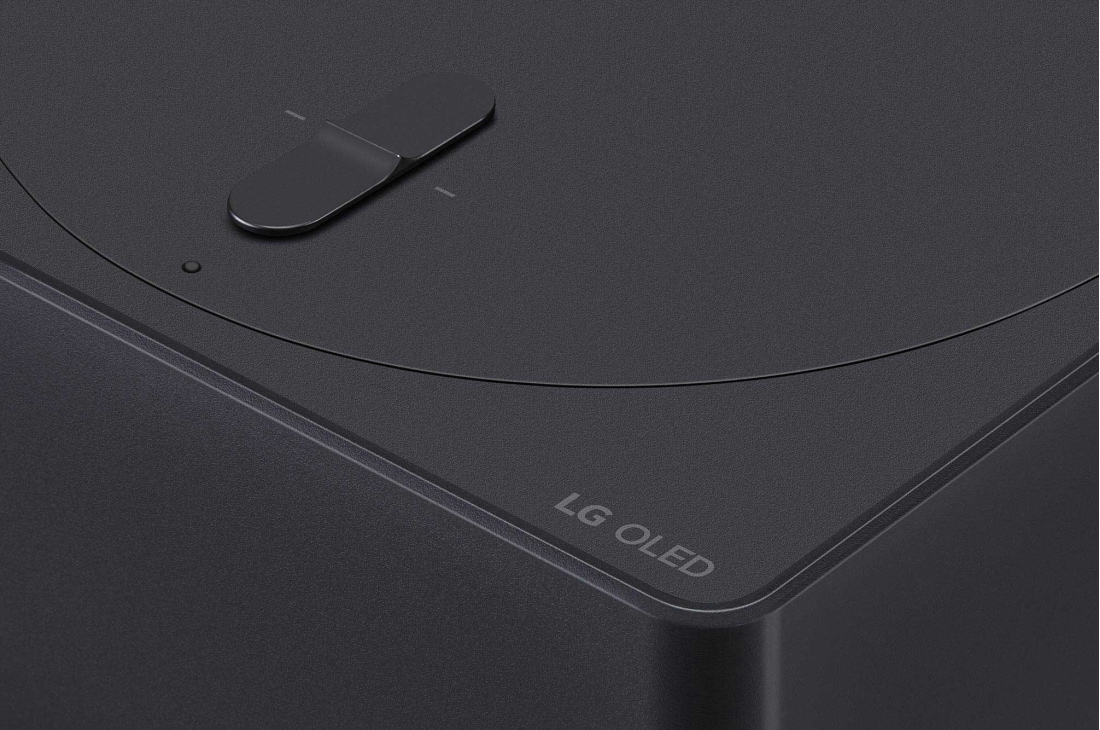 LG Prvi televizor na svijetu sa značajkom istinske bežične povezivosti True Wireless LG OLED evo AI M3 od 83 inča s bežičnim prijenosom slike i zvuka od 4K 120 Hz , Blago zakošen prikaz iz blizine kutije Zero Connect Box s logotipom LG OLED na rubu, OLED83M39LA, thumbnail 10
