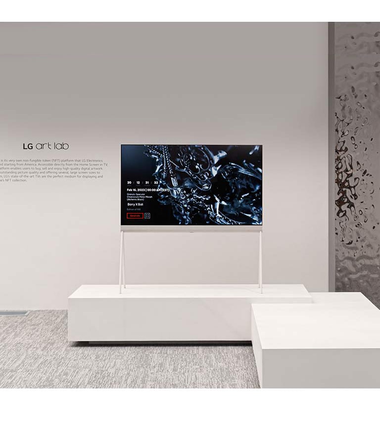LG OLED Easel nalazi se u bijeloj sobi dok se na zaslonu prikazuje digitalno umjetničko djelo crne skulpture. Srebrna, stvarna skulptura na desnoj strani televizora prikazuje odraz sobe. 