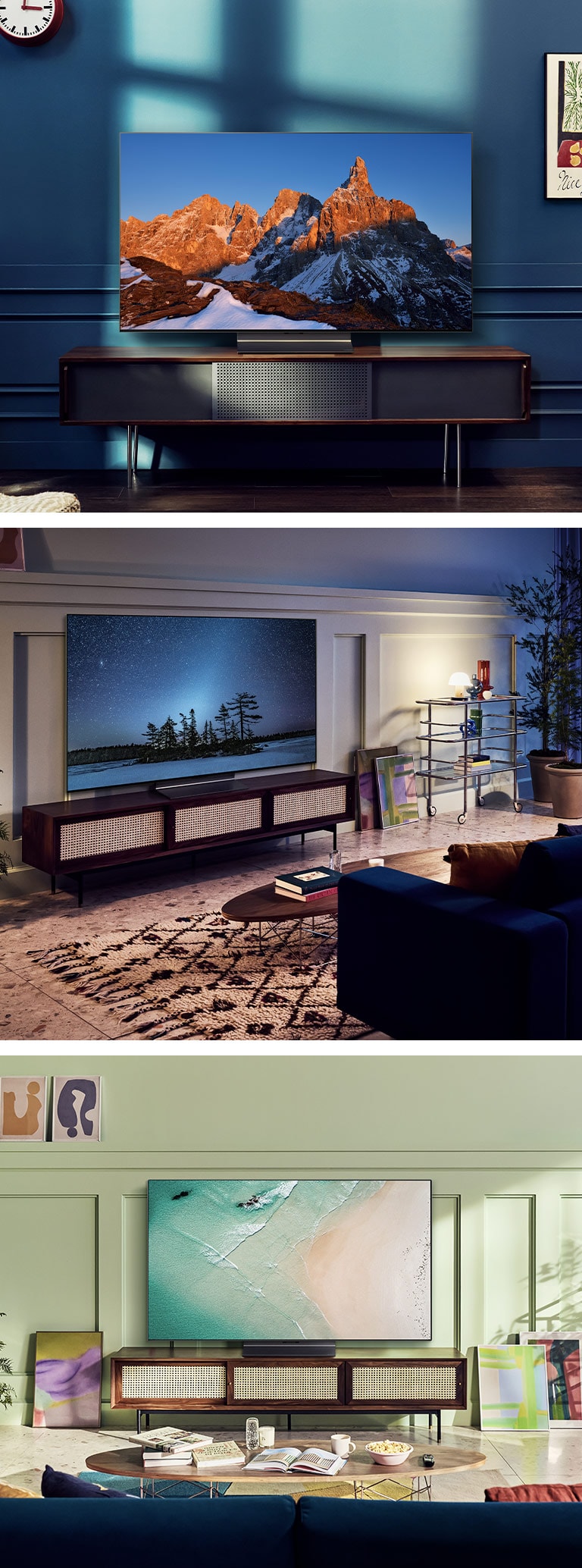 Pogled na okretni stalak u tri različita prostora. prvi je na stalku ispred zida duboke plave boje, drugi je na stalku ispred kauča u dnevnom boravku, a treći je na stalku okružen umjetninama u dnevnom boravku punom stvari.