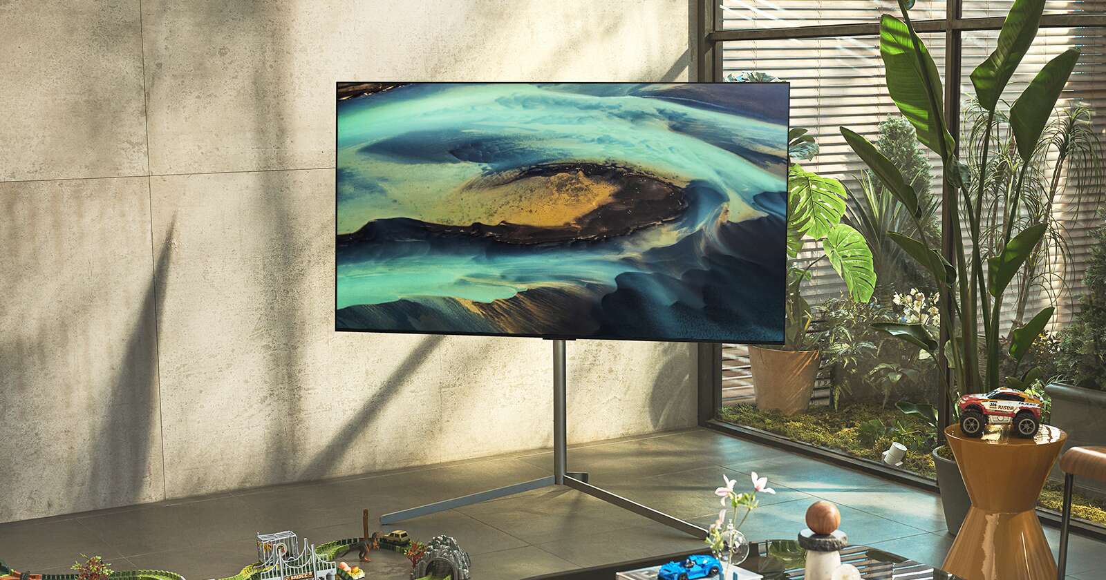 Galerijski stalak stavlja se u kut svijetle i sunčane sobe s namontiranim LG televizorom i tako daje prostoru štih elegancije.