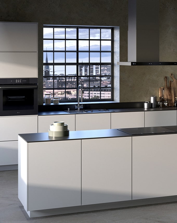 Ovo je slika interijera kuhinje s ugrađenom LG ugradbenom pećnicom, napom i indukcijskom pločom za kuhanje.