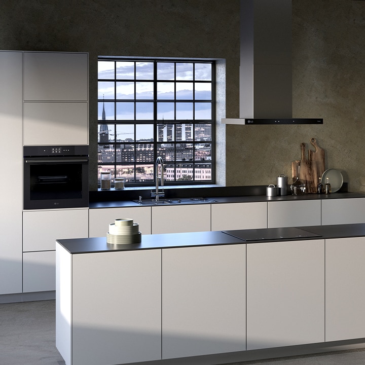 Ovo je slika interijera kuhinje s ugrađenom LG ugradbenom pećnicom, napom i indukcijskom pločom za kuhanje.