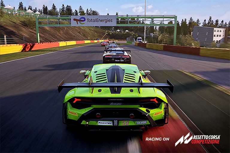 Slika zelenog automobila koji se utrkuje na stazi.