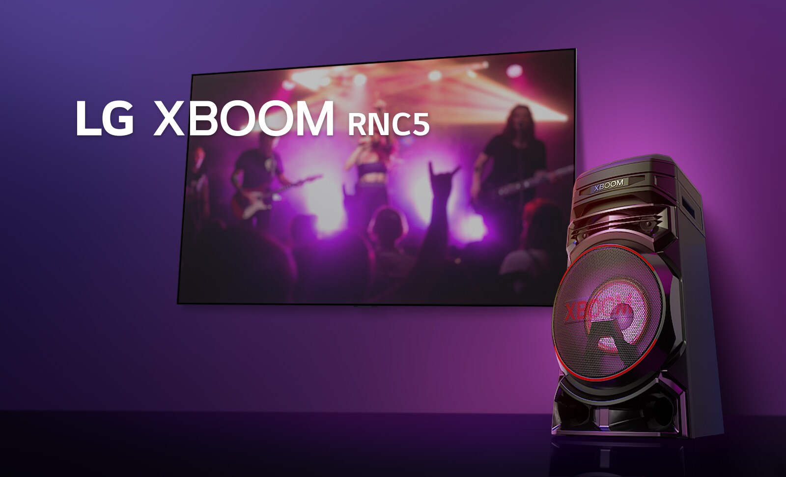 Prikaz desne strane sustava LG XBOOM RNC5 iz niskog kuta na ljubičastoj pozadini.  Svjetla u sustavu XBOOM također su ljubičasta. Na TV zaslonu prikazuje se koncertna scena.