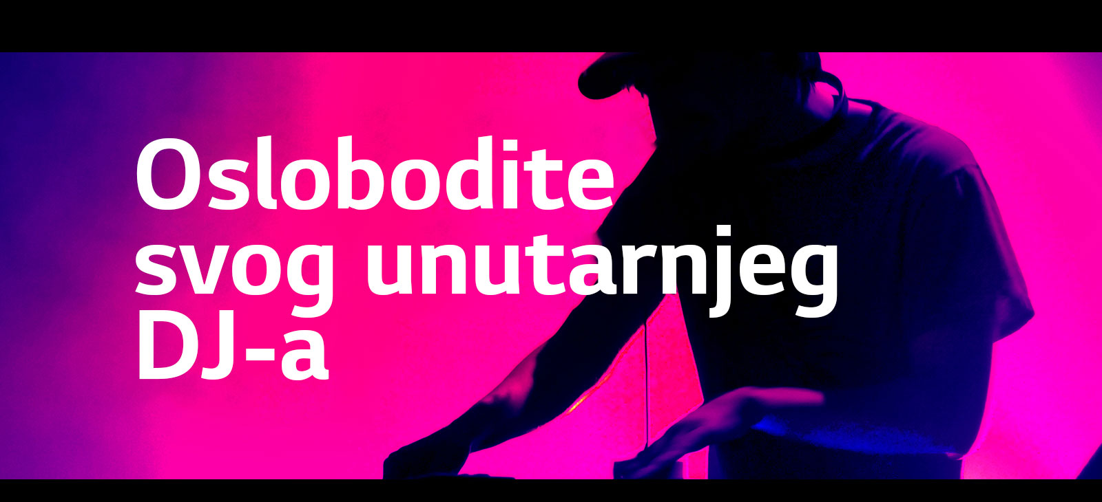 Čovjek okreće DJ ploču.