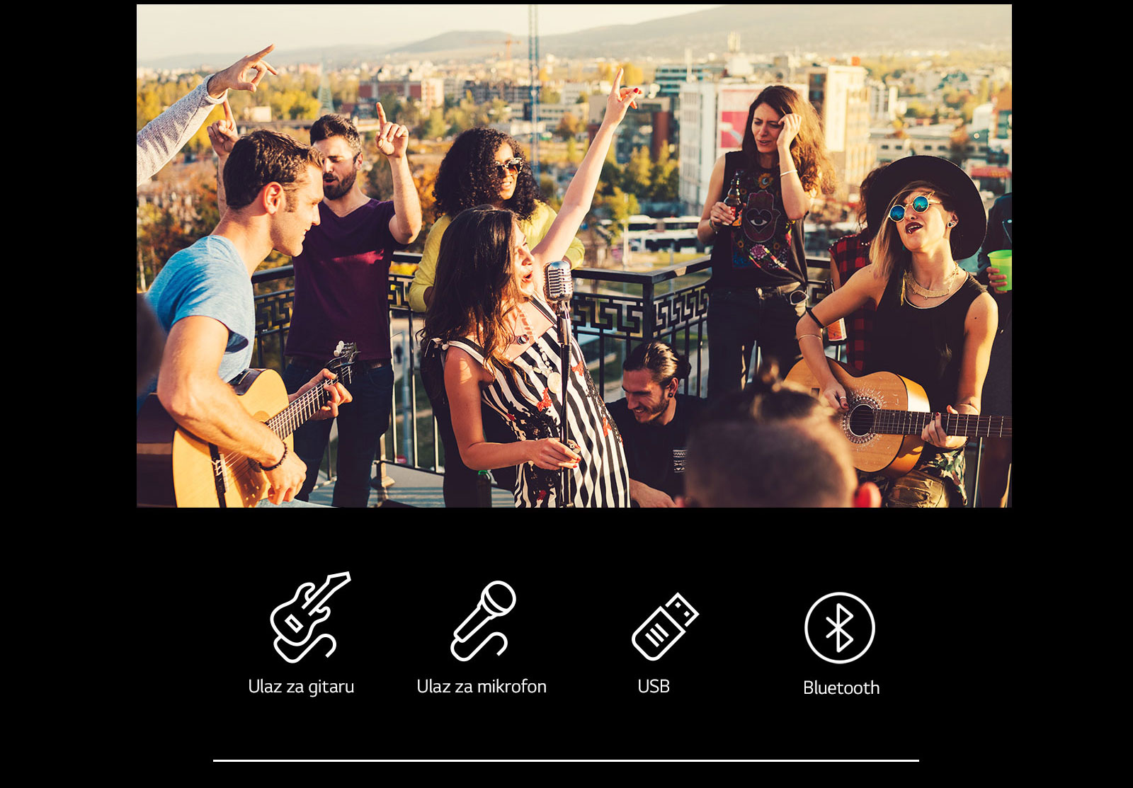 Ljudi uživaju u akustičnom koncertu uz LG XBOOM XL5S. Ispod slike nalaze se gitara