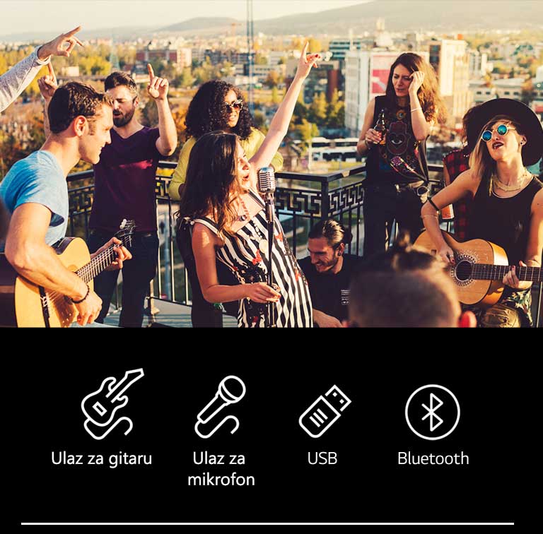 Ljudi uživaju u akustičnom koncertu s LG XBOOM XL7S. Ispod slike je gitara 