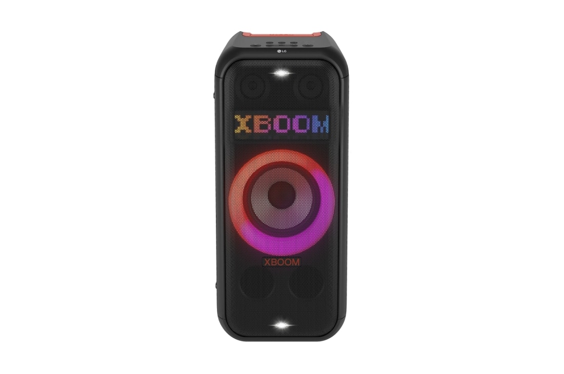 LG XBOOM  XL7S, Prednji prikaz sa svim uključenim svjetlima. Na ploči dinamičkoj osvjetljenja piksela, prikazuje se tekst: XBOOM., XL7S