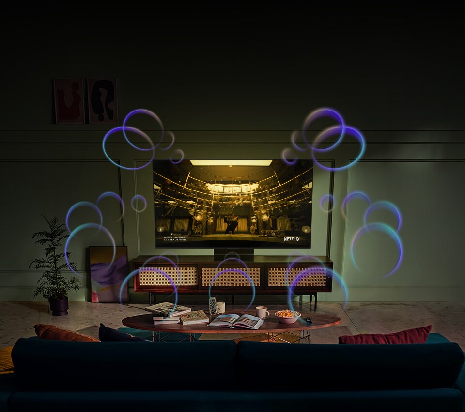 Na televizoru LG OLED u dnevnoj sobi prikazuje se film i emitiraju se zvučni valovi.