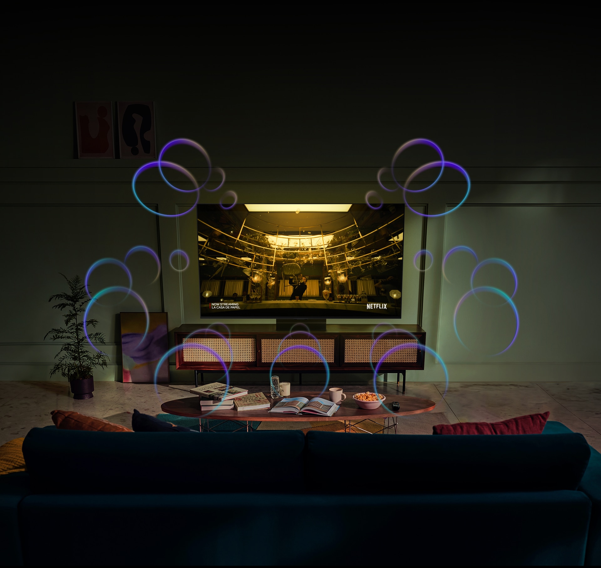 Na televizoru LG OLED u dnevnoj sobi prikazuje se film i emitiraju se zvučni valovi.