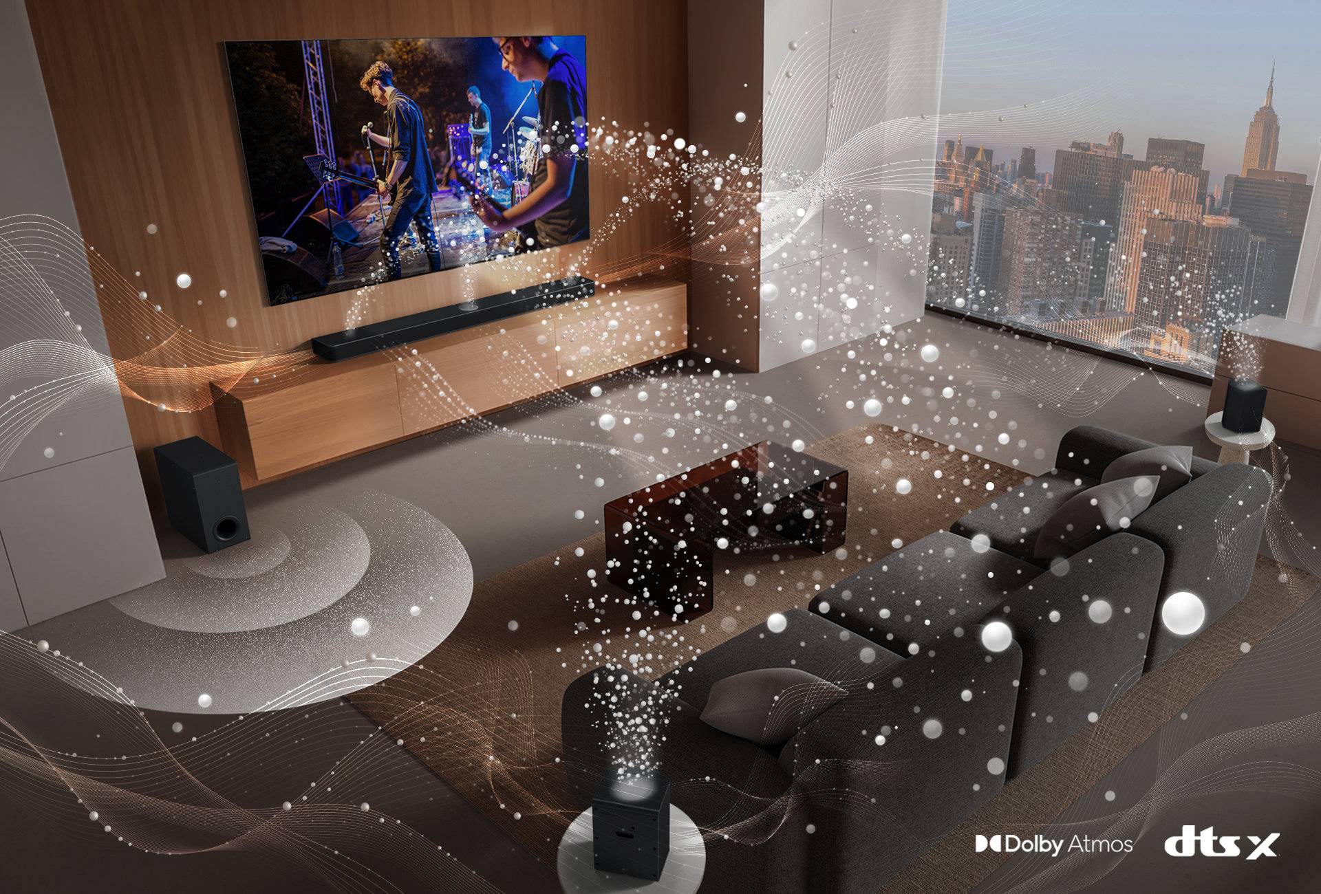 LG TV, LG Soundbar, hátsó hangszórók és egy mélynyomó egy felhőkarcoló nappalijában, egy zenei előadás lejátszása közben. Cseppekből álló, fehér hanghullámok vetítődnek ki a hangprojektorból és a hátsó hangszórókból, körbejárva a kanapét és a lakóteret. A mélynyomó alulról hanghatást kelt. Dolby Atmos logo DTS X logo