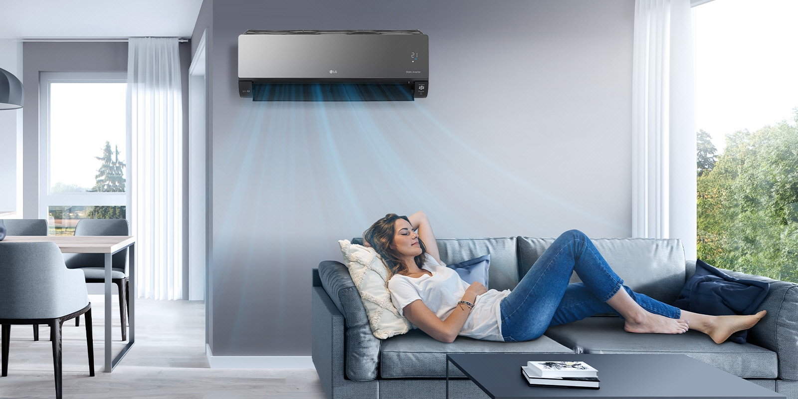 Egy nő egy nappaliban egy ágyon pihen, fölötte egy LG légkondicionáló van felszerelve a falra. A képen kék színnel jelzett levegőáram látható, amely a berendezés bekapcsolt állapotát és a szoba hűtését jelzi.