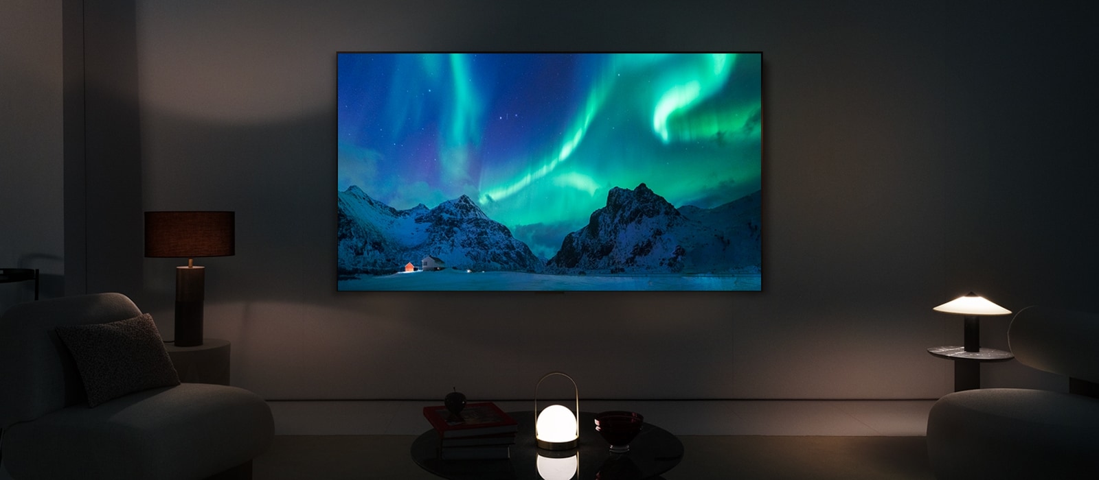 LG OLED TV és LG hangprojektor egy modern nappaliban éjszaka. A sarki fény képe a képernyőn az ideális fényerővel jelenik meg.