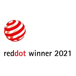 A díjak logói bemutatják a bal oldalon, hogy az LG QNED99 típus a Reddot 2021 díj nyertese, a jobb oldalon pedig, hogy a Tech Advisor szerint a CES 2021 legjobbja.