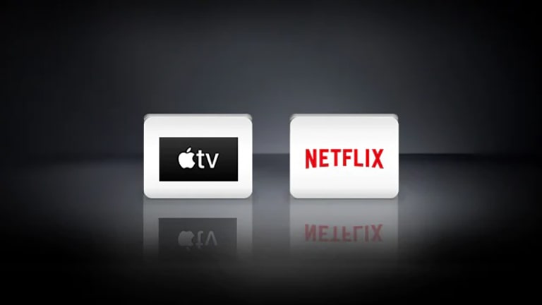 يتم ترتيب شعار Apple TV وشعار Netflix أفقيًا على خلفية سوداء.