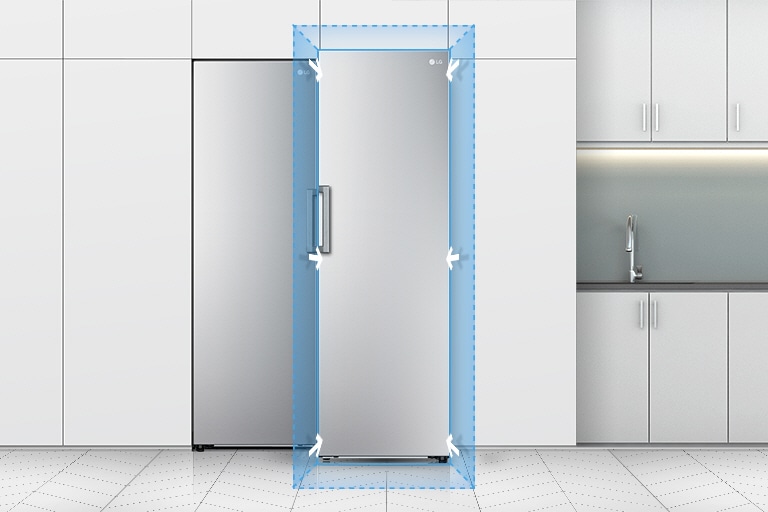 A hűtőszekrény szemből nézve látható egy konyhában. A hűtőszekrény szélén található kék keret és nyilak kiemelik, hogyan illeszkedik akadálytalanul a konyhabútorba.