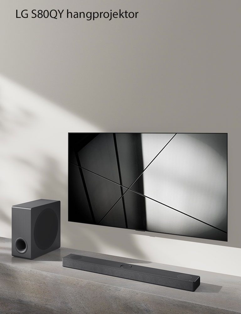 Egy LG S80QY hangprojektor és egy LG TV együtt egy nappaliban. A TV be van kapcsolva, és egy fekete-fehér kép látható rajta.