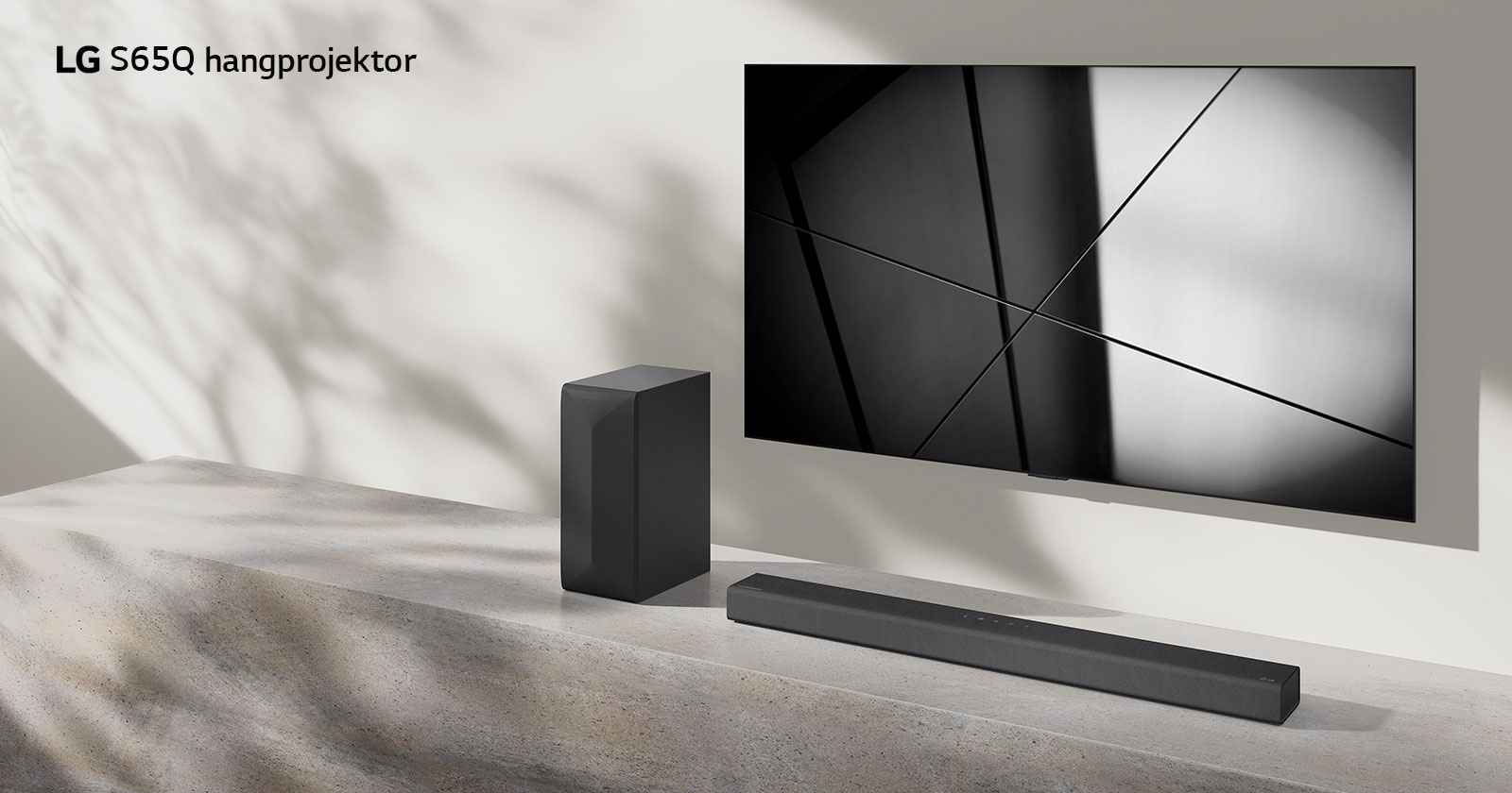 LG S65Q hangprojektor és LG TV együtt elhelyezve egy nappaliban. A TV be van kapcsolva, és egy fekete-fehér kép látható rajta.