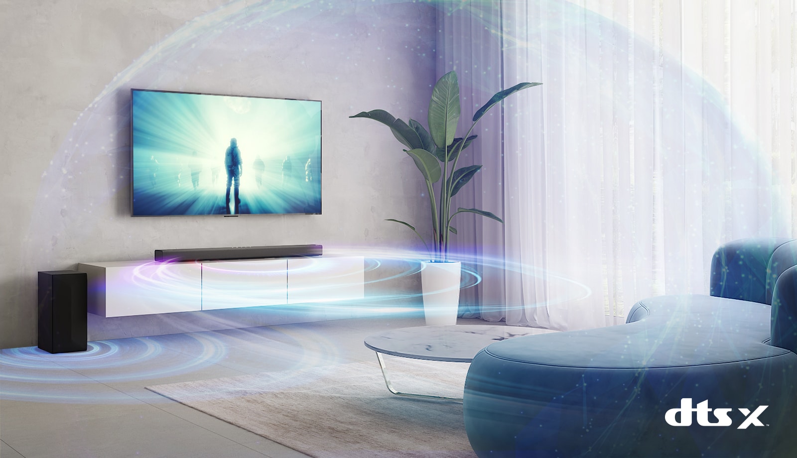 Az LG TV a nappali falára van felszerelve. A TV képernyőjén egy film látható. Az LG hangprojektor közvetlenül a TV alatt van egy bézs polcon, mellette balra pedig egy hátsó hangszóró. A kép jobb alsó részén látható a DTS Virtual:X logó.