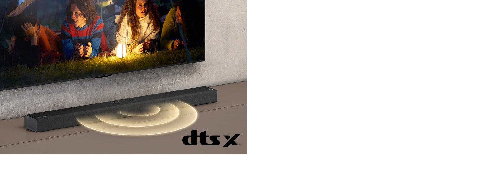 A falra szerelt LG TV képernyőjén két pár fekszik a füvön. Előttük egy lámpa látható. Az LG hangprojektor az LG TV alatt helyezkedik el. Hangot jelképező grafika érkezik a hangprojektor elejéből. A kép jobb alsó sarkában a DTS Virtual:X logó látható.
