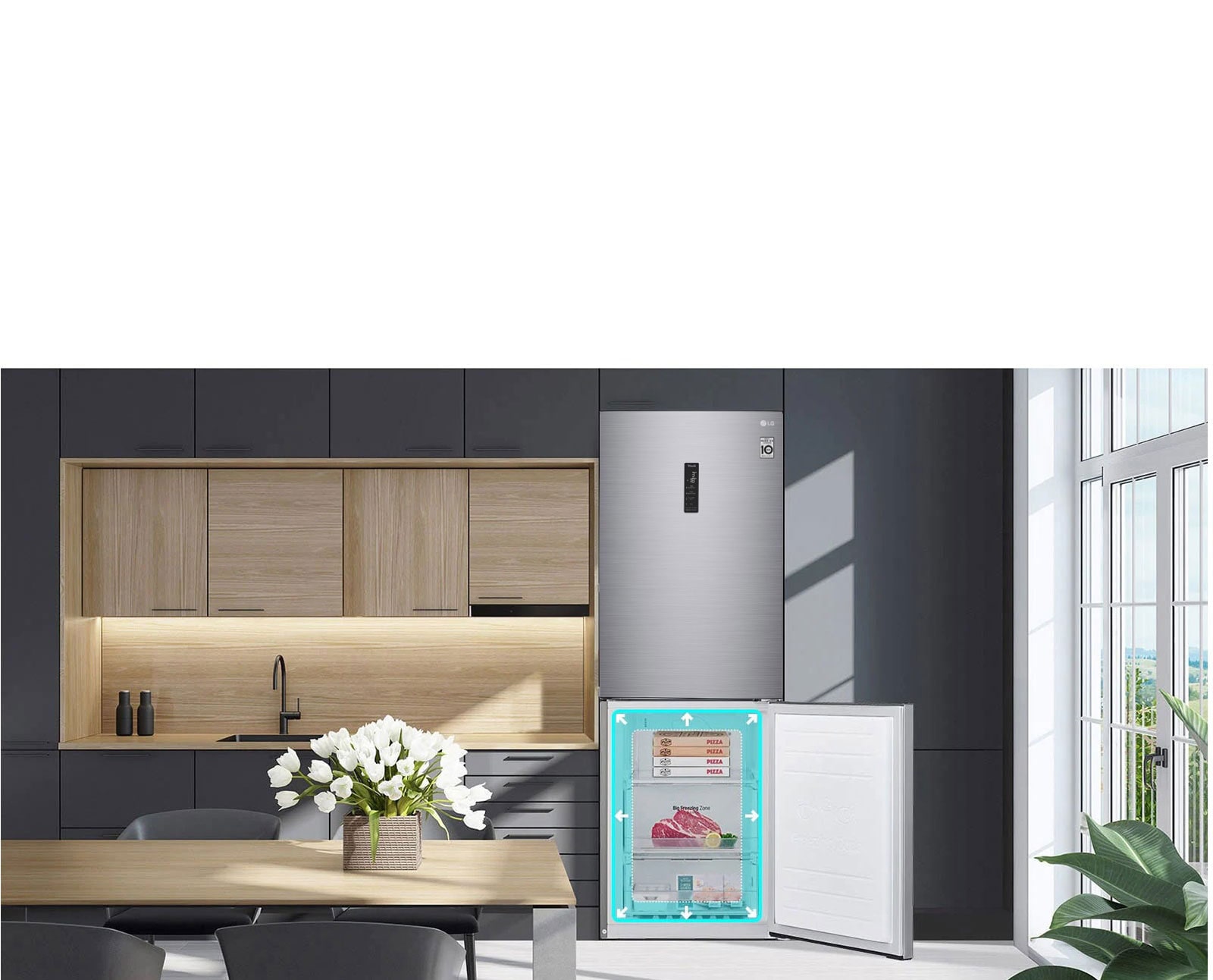 A hűtőszekrény látható a konyhában lévő berendezésekkel. A hűtőszekrény alsó ajtaja nyitott és tele van ételekkel. A nyilakkal ellátott neon négyzet a fagyasztótérben azt mutatja, hogy több hely van benne.